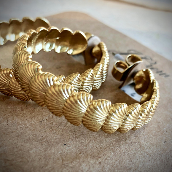 💚2/$40💚 NWT J. Crew Seashell Hoop Earrings - Picture 3 of 6